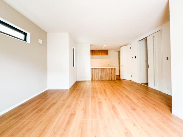 【２号棟】家族だんらんのスペースとなるリビング。窓が多い設計なので色々な角度から光が取り込めます。明るいリビングで新しい生活を。