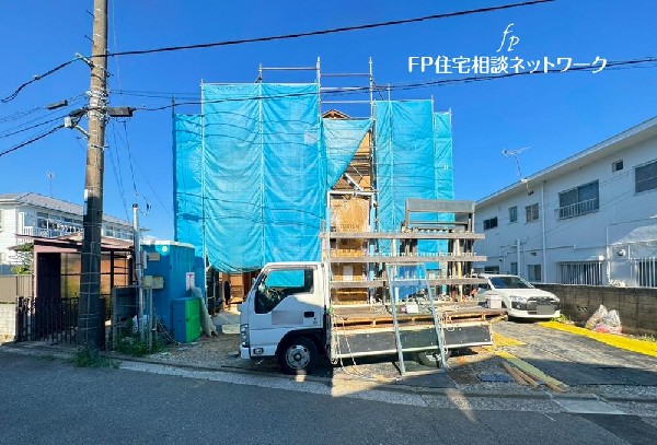 外観:落ち着きある住宅街、一種低層住居専用地域内に位置しています。周囲には高い建物がなく、空が広く開放感があり、陽当りを大きく遮られることもありません。