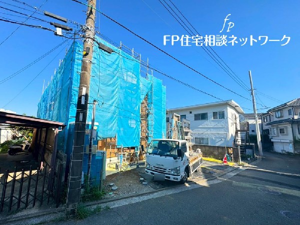 外観:幅4.4ｍの前面道路に面しています。道路との高低差もなく、車の出入りがしやすいので切返しの回数も少なく済みます。車だけはなく、徒歩にも自転車にも優しい立地環境です。