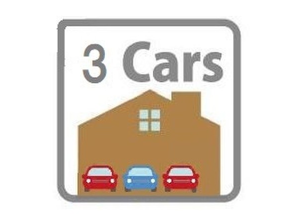 外観:3台駐車可能なカースペース（車種によります）。セカンドカー、自転車、物置、お子様の遊ぶスペースとして、ゆとりある敷地だからこそ可能な多用途にご利用いただけるスペースです。