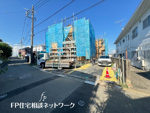 外観:第一種低層住居専用地域の良好な住環境が保たれたエリア。低層の一戸建てを中心とした街並みが統一感を生み出す。周辺には緑も多く残っているので住宅地として申し分ない。