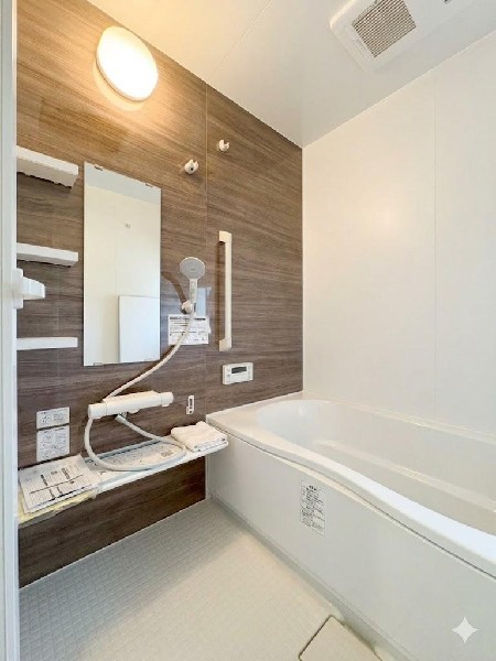 ユニットバスはゆったりとくつろげる1坪タイプ。足までしっかりと伸ばせる浴槽は、心身ともにしっかりと疲れを癒してくれます。お子様と一緒の入浴でも充分な広さです。