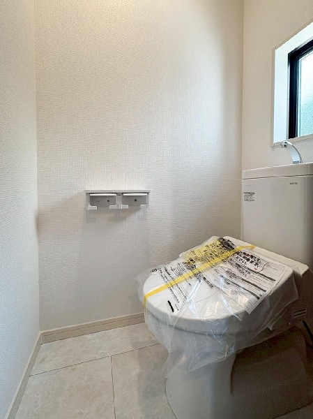 洗浄機能付き便座です。窓があるので陽ざしが入り、明るく圧迫感のないトイレです。窓から一気に換気できるのも良いですね。