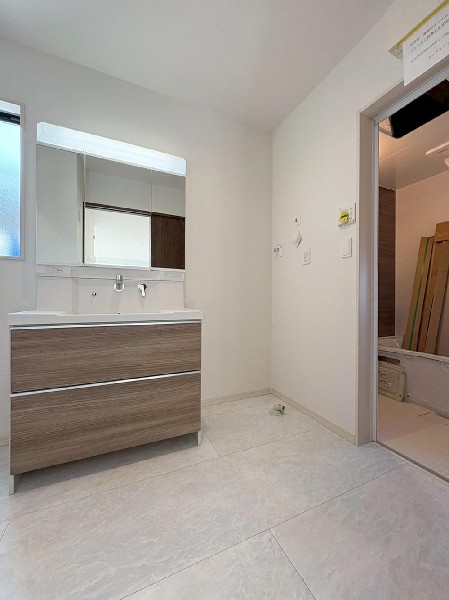 鏡の裏に収納棚を確保した三面鏡を採用。化粧品や歯ブラシなどを機能的に収納。便利な床下収納付き。