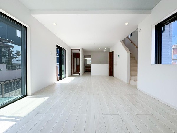 家族と過ごす時間を大切にしたい方にぴったりのゆとりある住空間です。窓からの日差しがリビングの隅々までしっかりと届きます。