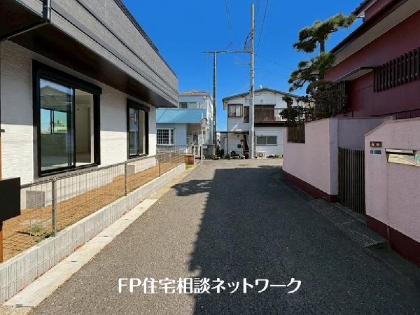 外観:前面道路は車通りの少ない道路。段差もなくお車の出し入れが苦手な方も駐車しやすそうです。