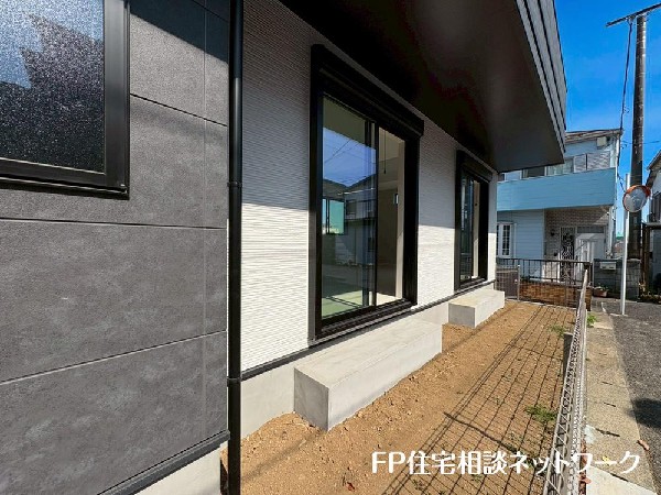 外観:暮らしに潤いと癒しをもたらすお庭があります。プライベートな空間なので、夏にはお子様のプールが楽しめますし、ちょっとしたガーデンニングにも最適です。