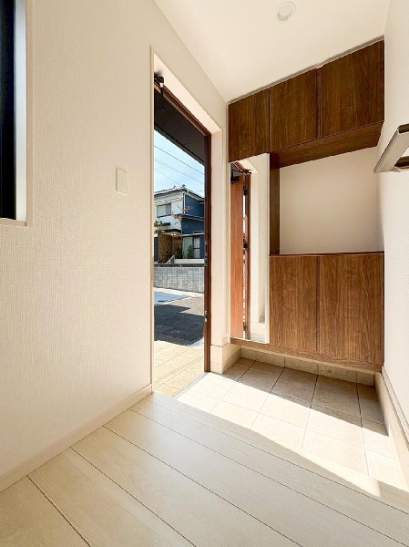 外観:玄関は家の中に入る時一番最初に目に付く場所だからこだわりたいですよね！明るい雰囲気の色目でお部屋の雰囲気をそのまま表しているようです。