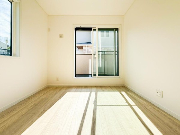 光が取り込みやすい2面採光の居室。日当たり良好です。しっかりとした大きさのクローゼットを完備し、収納スペースも十分。初めてのお子様にとっての「自分の部屋」。学習デスクやベッドの配置もラクラクです。