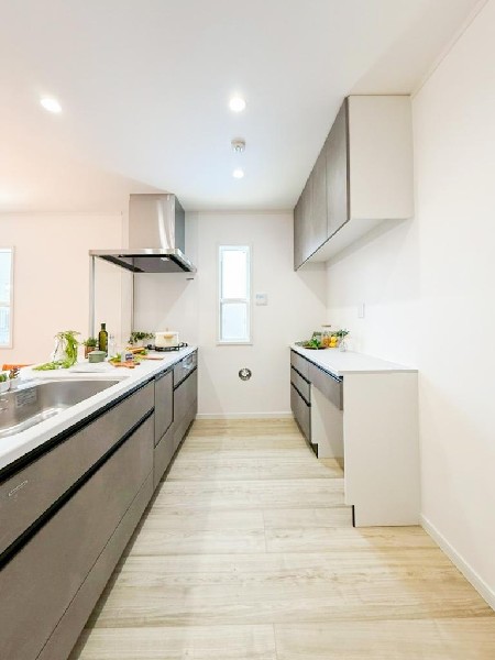 毎日使うキッチン周りが綺麗で清潔に保たれていると、お料理を作るのも楽しくなりますよね。機能性とデザイン性を持たせたキッチンで気持ちよくお料理が出来そうです。