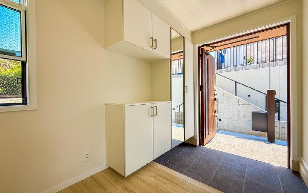 外観:散らかりがちな玄関もスッキリと保てる玄関収納は、家の中に入る時一番最初に目に付く場所だからこだわりたいですよね！落ち着いた雰囲気の色目が、お部屋の雰囲気をそのまま表している家の顔です。