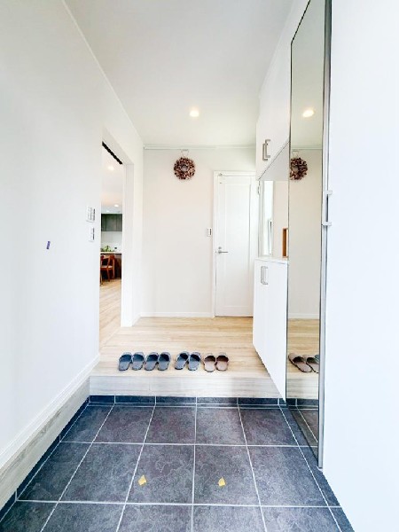 外観:玄関収納をホールに設置し、タタキを広くしています。のびのびと身支度ができる玄関です。ベビーカーを置いたり、将来的に靴を履くための椅子を置いたりもできそうです。
