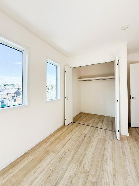 全居室に収納クローゼットを完備！普段使いのお洋服や小物はもちろん、季節物のお洋服などもしっかりと整理整頓おしまい頂けます。居室空間をより広く隅々までお使いいただけますね。