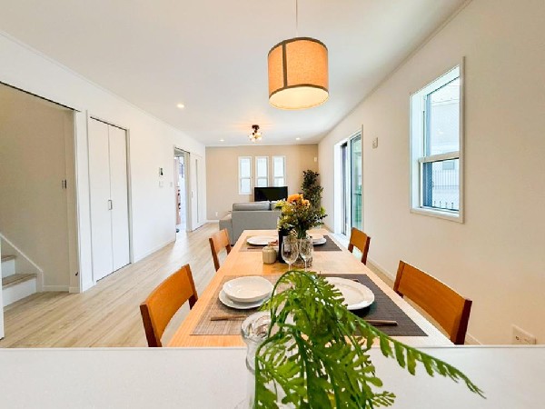 大切なご家族が集まるからこそＬＤＫはこだわりたいですよね！休日はおひさまの光をたっぷりと取りこめるリビングでゆったりと過ごしませんか？子供たちが元気に笑いながら走り回っている姿が目に浮かぶ空間です。