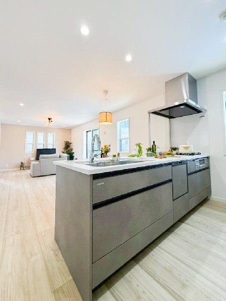 リビングで遊ぶお子様を見守りながらお料理が出来る対面式カウンターキッチンは、料理をしながらでもご家族との会話を楽しめます！大切なご家族をいつも身近に感じられ、毎日のお料理も楽しくなりますね！