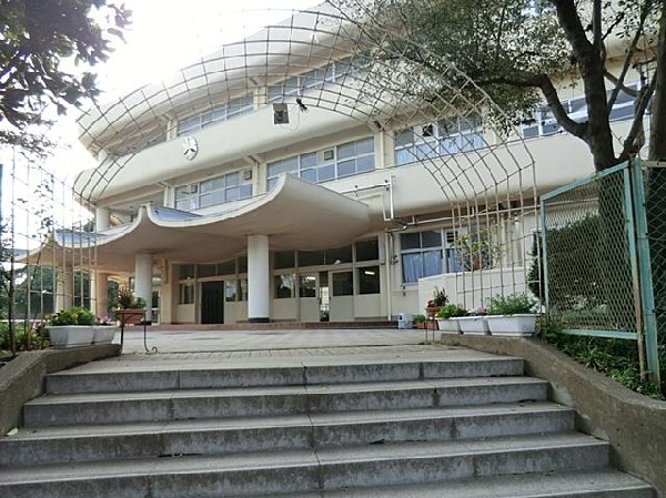 周辺環境:横浜市立上の宮中学校(横浜市立上の宮中学校まで850m)