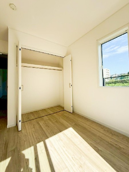 全居室に収納クローゼットを完備！普段使いのお洋服や小物はもちろん、季節物のお洋服などもしっかりと整理整頓おしまい頂けます。居室空間をより広く隅々までお使いいただけますね。