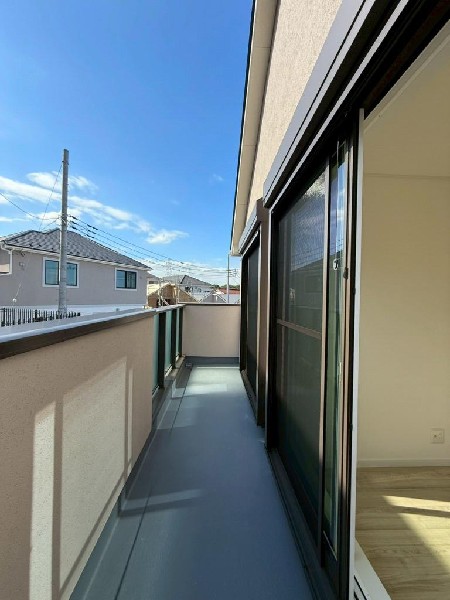 南に大きく面したバルコニーは太陽の温かな温もりをめいいっぱい受け止めてくれます。太陽の光と爽やかな風を受けたお洗濯物はあっという間に乾き、取りこむ時には太陽の匂いを感じられそうですね。