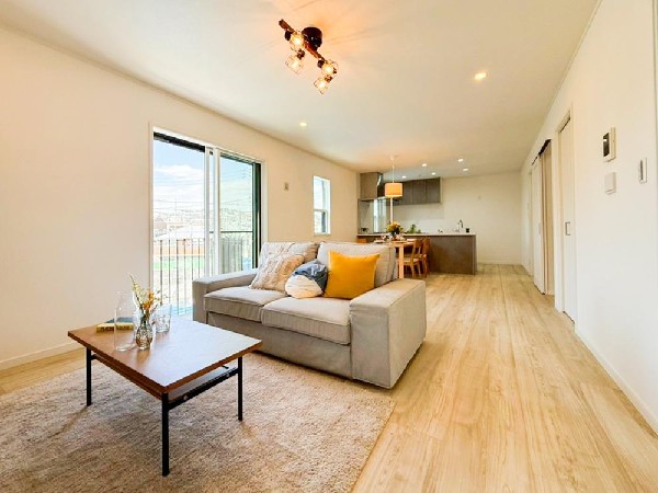 南に大きく面した掃出し窓から光が降りそそぐ開放的なリビング。大きな窓からは、太陽のやわらかな光はもちろん、年中爽やかな風が吹き抜けます。自然の恵みが、快適で心地の良い空間を演出してくれますね。