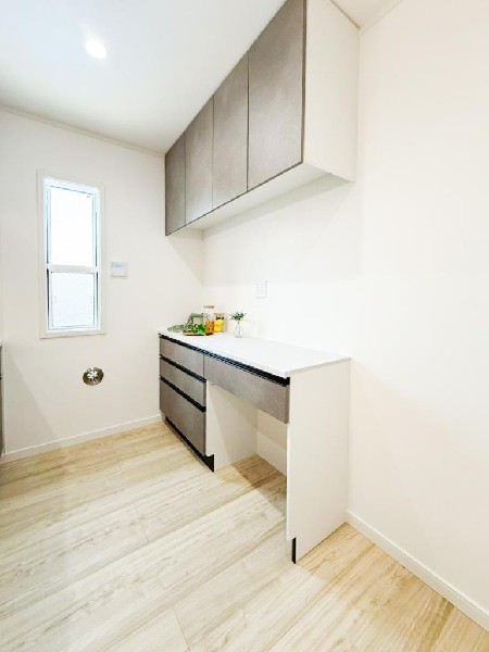 背面にカップボードが備え付けされています。システムキッチンと一体感あるカラーで見た目もgood。たまにしか使わない調理家電の収納に重宝します。