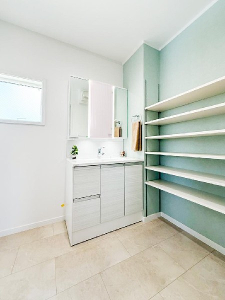ゆとりの洗面スペースで朝の身支度も快適スムーズに。３面鏡で髪のセットやお化粧もストレスなくこなせ、朝から気分良く通勤通学に向かえそうですね！鏡の裏にはたっぷりと収納スペースを標準装備！