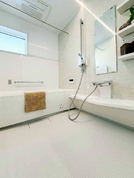 一日の疲れを癒す場として、ゆったりと足を伸ばしてくつろげる綺麗で清潔感のある色味の浴室。気持ちの良い光と爽やかな風をたっぷりと取りこめる開閉式の窓を設置。浴室乾燥機も標準装備です。