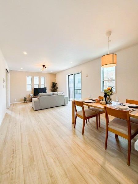 ご家族だんらんのスペースとなるリビング。家具の配置がしやすい広さを確保しつつ、窓が多い設計は色々な角度から光が取り込めるこだわりの間取りです。明るいリビングで寛ぐ新しい生活をスタートさせてみませんか。