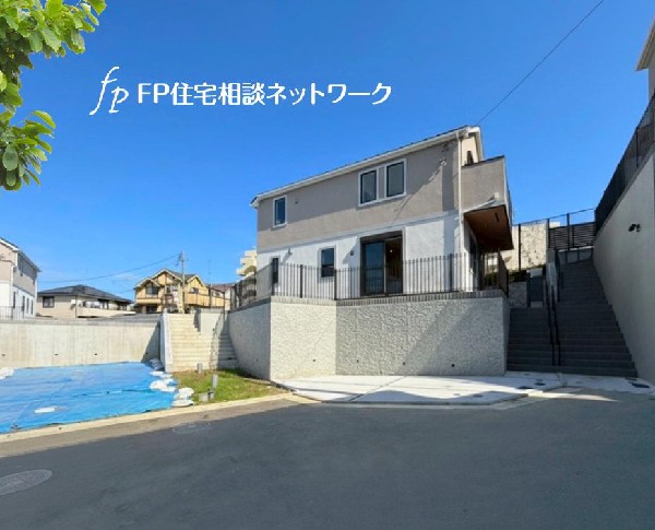 外観:第一種低層住居専用地域の良好な住環境が保たれたエリア。低層の一戸建てを中心とした街並みが整然と続き、周辺は高い建物が建っていないので、採光や開放性に恵まれ、空が広く緑の多い閑静な趣を感じる環境です。