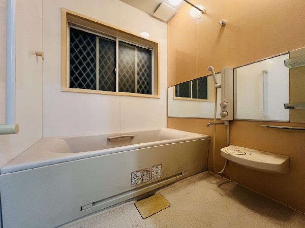 ゆったりと寛げる広々バス。