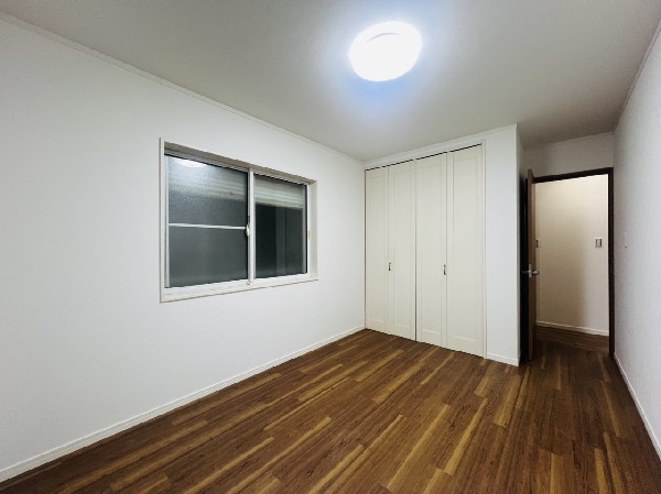 居室には収納クローゼットを完備！普段使いのお洋服や小物はもちろん、季節物のお洋服などもしっかりと整理整頓おしまい頂けます。居室空間をより広く隅々までお使いいただけますね。