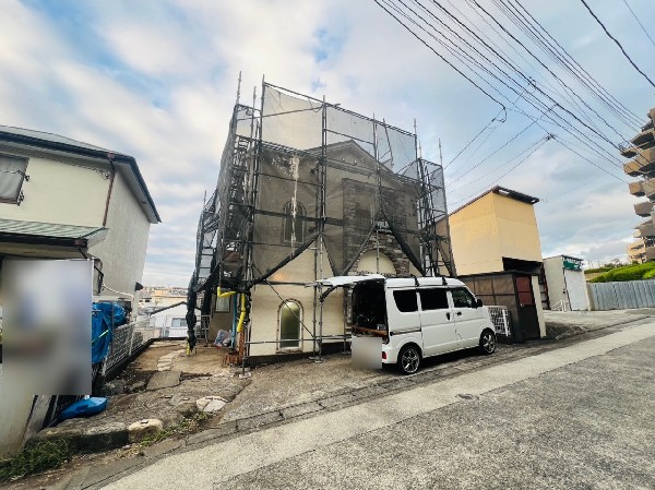 外観:季節の移ろいを感じられる立地。