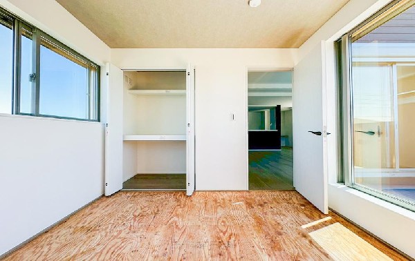 2面採光でお部屋の隅々まで明るい居室。おひさまの光を、爽やかな風をたっぷりと取り込めます。居室内はいつも明るい印象ですので、気持ちの良い朝を迎えられそう。毎日の生活も自然と明るくなりますね。