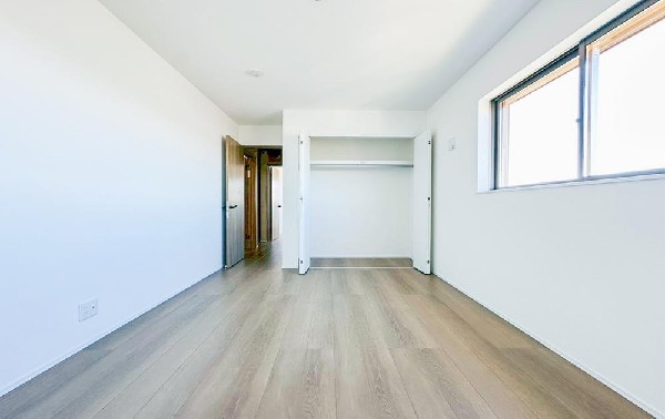 収納力が豊富な大型クローゼット。普段着やスーツはもちろん、コート類などもしっかり掛けられます。奥行きもあるので、収納ボックスをそのままクローゼットの中へ。部屋にものが出ずスッキリしますね。