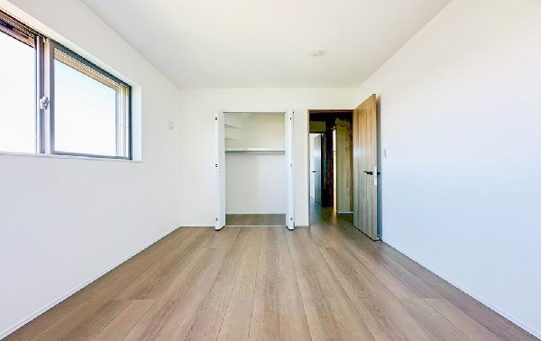 居室には収納クローゼットを完備！普段使いのお洋服や小物はもちろん、季節物のお洋服などもしっかりと整理整頓おしまい頂けます。居室空間をより広く隅々までお使いいただけますね。