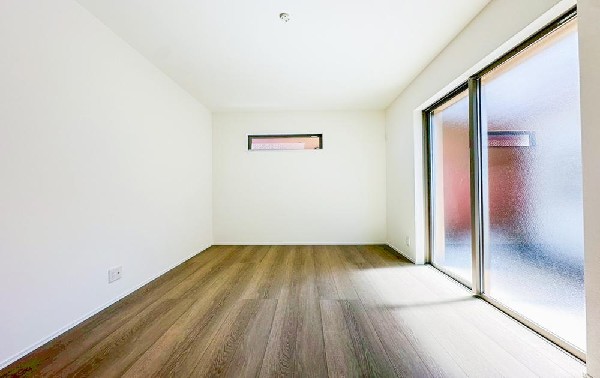 光が沢山取り込める大きな窓。日差しを長時間受ける事が出来る暖かいお部屋です。もちろんペアガラスなので、遮音性に優れ、結露も発生しにくい構造。サッシ周りのカビが発生しにくくなりますね。