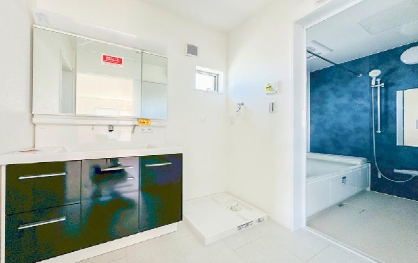 ゆとりのある洗面スペースで、朝の身支度やお掃除・片付けも快適スムーズです。３面鏡で髪のセットやお化粧もストレスなくこなせ、朝から気分良く通勤通学に向かえそうですね！