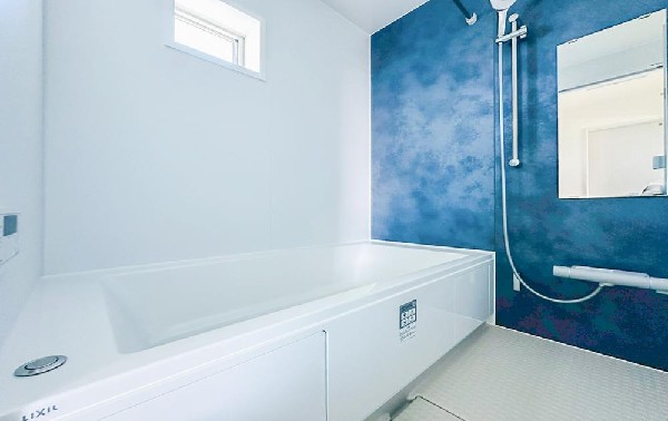 ゆったりとくつろげる広々バス。足までしっかりと伸ばせる浴槽は、心身ともにしっかりと疲れを癒してくれます。お子様とも一緒に浸かれ、ご家族みんなで一緒にバスタイムを楽しめますね♪