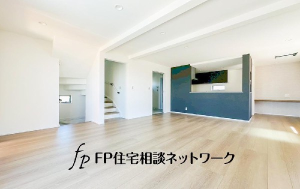 大切なご家族が集まるＬＤＫはこだわりたいですね！休日はおひさまの光をたっぷりと取りこめるリビングでゆったりと過ごしませんか？子供たちが元気に笑いながら走り回っている姿が目に浮かぶ空間です。