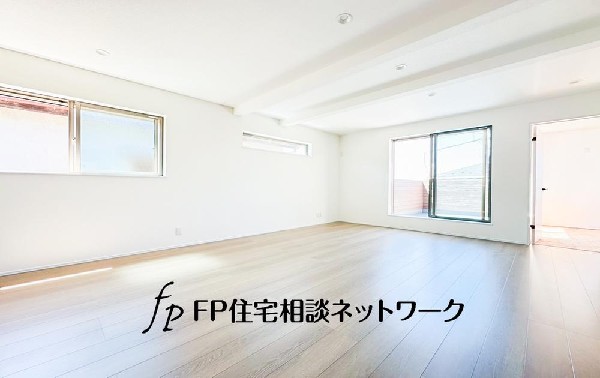 オープンでのびやかな空間を生み出す、こだわりの広がりとゆとり。家族と過ごす時間を大切にしたい方にぴったりの明るくゆとりある住空間です。窓からの日差しがリビングの隅々までしっかりと届きます！