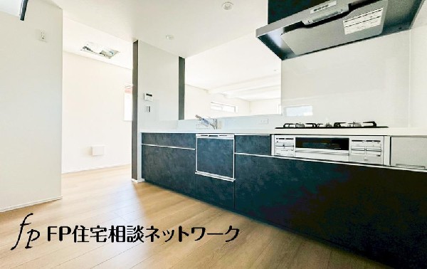 リビングを見渡せるカウンターキッチンでお子様の様子を伺いながら食事の支度が出来ます。家族の気配を感じられる、そんな空間を演出できるキッチンです。