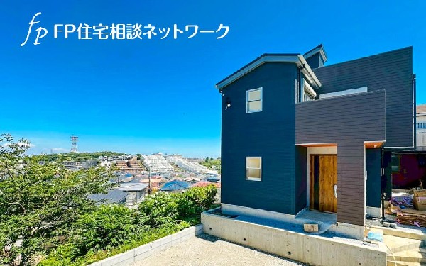 外観:良好な住環境が保たれたエリア。低層の一戸建を中心とした街並みが整然と続き周辺は高い建物が建っておらず、採光や開放性に恵まれ、空が広く緑の多い閑静な趣を感じる環境です。