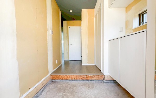 外観:気持ちの良い一日の始まりは笑顔でスタートしたいですよね。玄関ホールがスッキリ広々としていると帰る時も出ていく時も気持ちが良いものです！