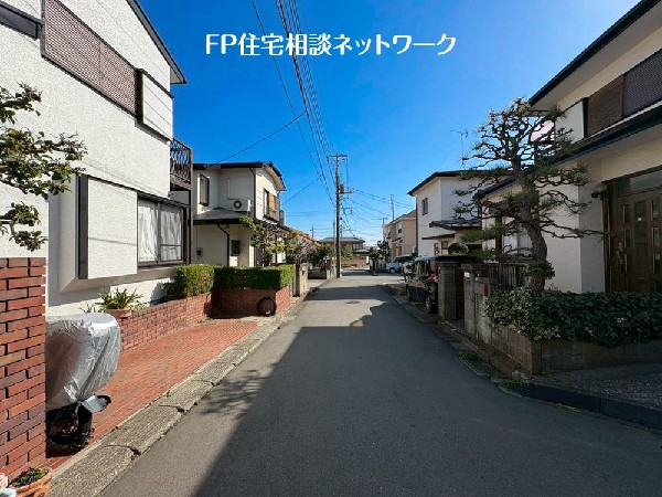 外観:第一種低層住居専用地域の良好な住環境が保たれたエリア。低層の一戸建てを中心とした街並みが整然と続き、周辺は高い建物が建っていないので、採光や開放性に恵まれています。