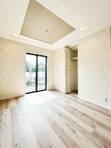 家族と過ごす時間を大切にしたい方にぴったりのゆとりある住空間です。窓からの日差しがリビングの隅々までしっかりと届きます。