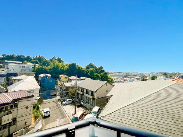 思わず大きく深呼吸したくなるバルコニーは空を青く、近く、広く感じる。周囲には高い建物のないエリアだから、広く見渡せる。解放感を求めている方にはピッタリの物件かも知れない。