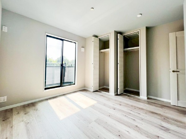 全居室に収納クローゼットを完備。普段使いのお洋服や小物はもちろん、季節物のお洋服などもしっかりと整理整頓出来る。居室空間を隅々まで使えるのが嬉しい。