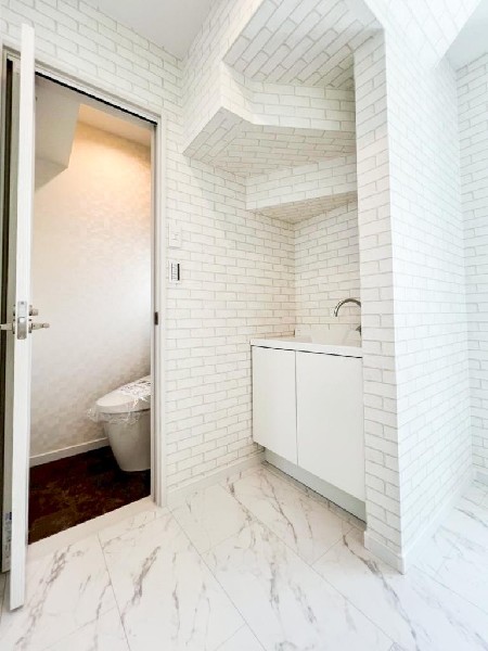 感染症予防のためには帰宅後すぐに手洗い、うがいをしたいですよね。そこで玄関近くに手洗場を設けました。2階の洗面室に行かなくても手洗いできて、ウイルスを室内に持ち込まずにすみますね。