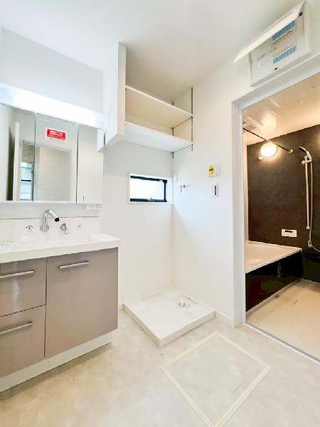 ゆとりの洗面スペースで朝の身支度も快適スムーズに。三面鏡で髪のセットやお化粧もストレスなくこなせ、朝から気分良く通勤通学に向かえそうですね！鏡の裏にはたっぷりと収納スペースを標準装備！