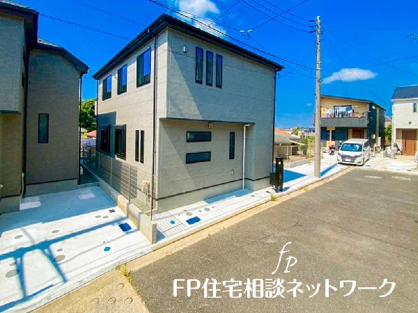 外観:前面道路は車通りの少ない道路。段差もなくお車の出し入れが苦手な方も駐車しやすそうです。