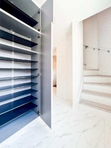 外観:天井までの玄関収納付、棚板は可動タイプになっていますので、脚の長いブーツや長靴もたっぷり収納いただけます。スッキリ片付いた玄関で、家族や友人を気持ちよく迎えられそうですね！